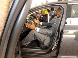  Former Miami Heat star Alonzo Mourning checks out legroom in new Lincoln MKZ sedan.