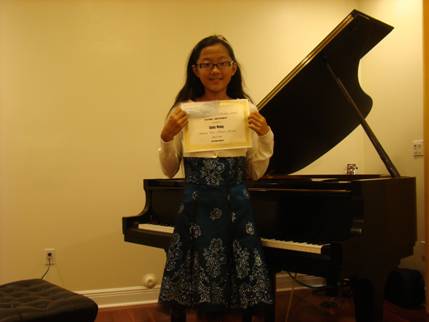 Cindy Wang, Grade 5, with her award for sight reading