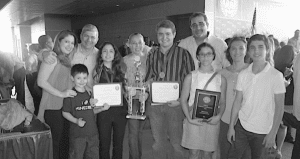 Los ganadores con sus padres y hermanos