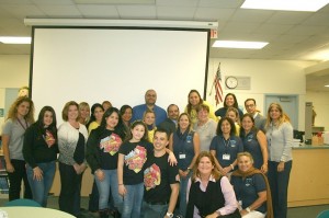 Mr. Joe Gebara y Ms. Susan Baan, rodeados de los miembros de los 4 PTA’s PTSA’s, ademas de sus directores y los miembros del equipo de Road Safe Campaign