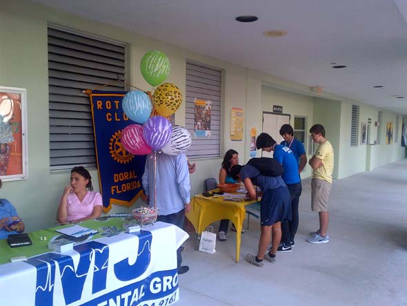 ronald-reagan-high-school-students-sign-up-for-the-rotary-club-of-doral