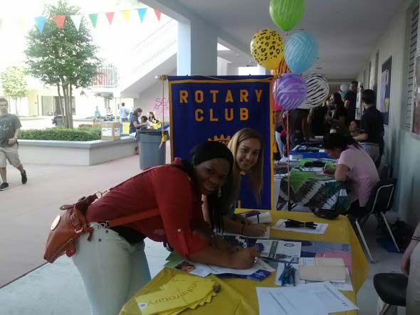 ronald-reagan-high-school-students-sign-up-for-the-rotary-club-of-doral