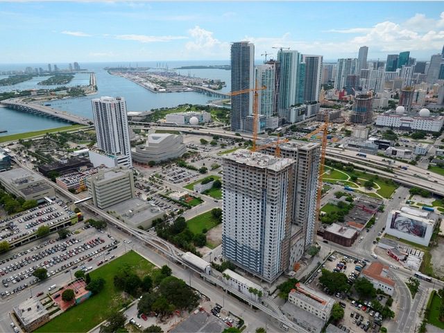 Miami Worldcenter's First Residential Tower Tops Off - Multi-Housing News