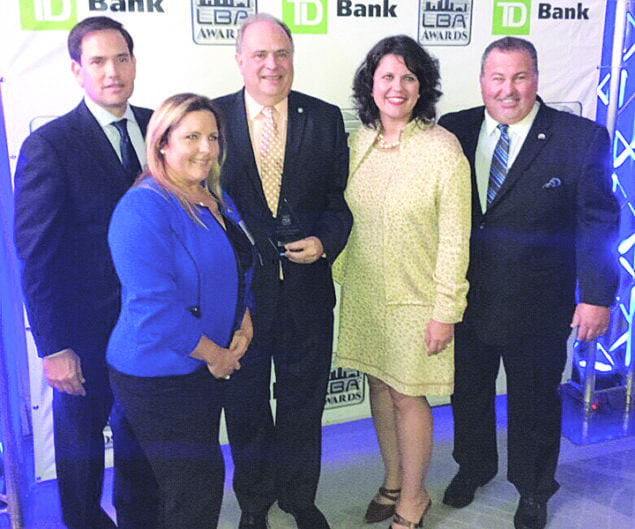 Alcalde Juan Carlos Bermúdez es galardonado con el Premio Liderazgo Político 2017 de LBA