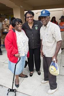 Commissioner Jordan greets two residents at her 13th annual turkey giveaway at Landmark. (Photos by Ryan Holloway / Miami-Dade County)