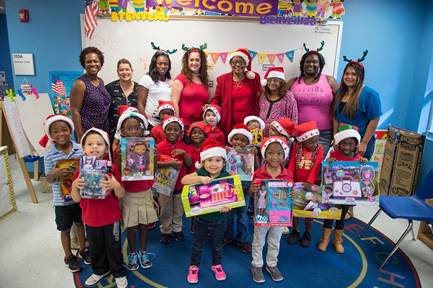 Commissioner Jordan joins the Ophelia Brown Headstart Center’s staff, parents and students as they proudly display their presents. (Photo by Armando Rodriguez / Miami-Dade County)