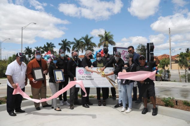 El Car Wash marks grand opening with gift to Zoo Miami Foundation