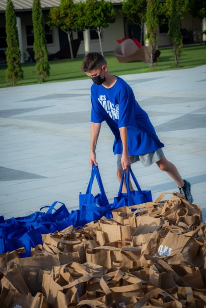 Jewish Community Services of So. Florida delivers food for annual Milk & Honey campaign