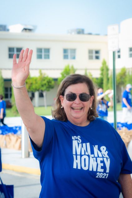 Jewish Community Services of So. Florida delivers food for annual Milk & Honey campaign