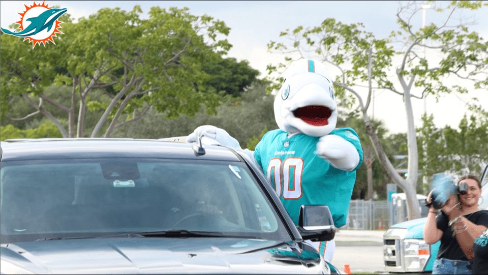 Miami-Dade County, Miami Dolphins hand out Thanksgiving turkeys in