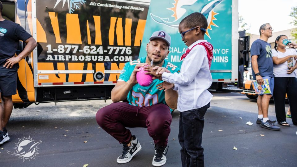 Air Pros USA Teams Up with Miami Dolphins Football UNITES™ to Give