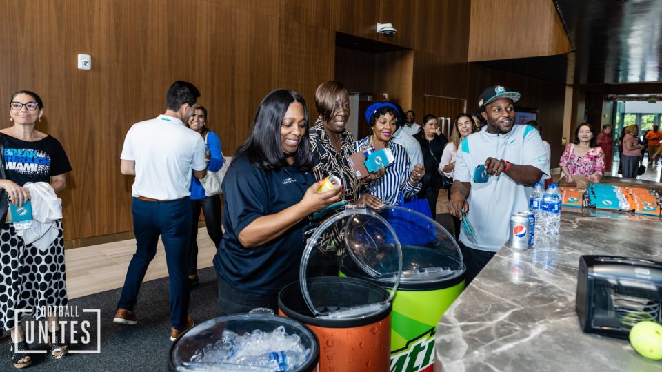 Miami Dolphins Rookies Collaborate with FOOTBALL UNITES™ Bigs in Blue for Dolphins  Kids Cook-off presented by Publix - Big Brothers Big Sisters Miami