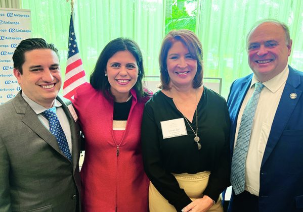 Doral Bar and business leaders reconnect/ Parra duo rock Hispanic Heritage event