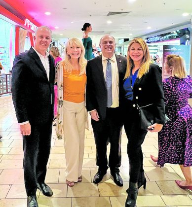 Doral Bar and business leaders reconnect/ Parra duo rock Hispanic Heritage event