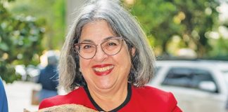 Mayor grants pardons to two pigs at Latin Café’s annual ceremony Mayor grants pardons to two pigs at Latin Café’s annual ceremony